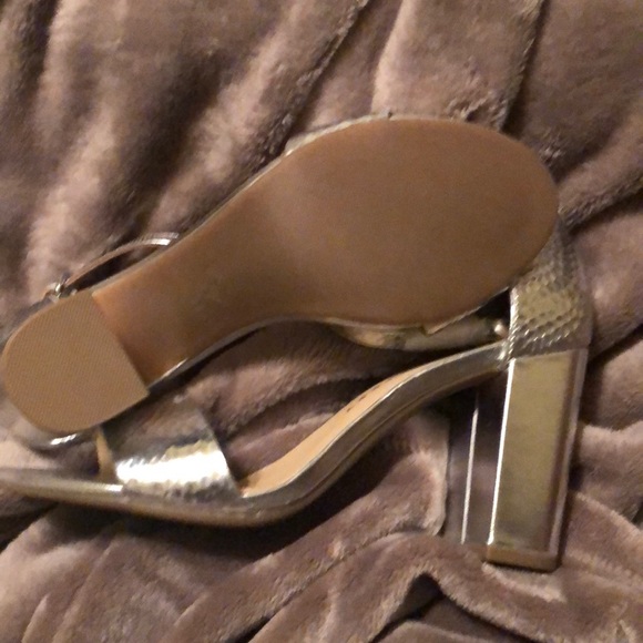 Katy Perry Silver Goldy Sandals - Picture 2 of 3